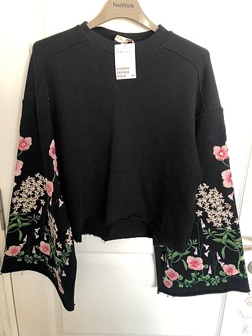 H&M nakışlı sweatshirt