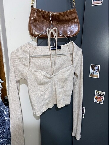 Bershka boyundan bağlamalı crop
