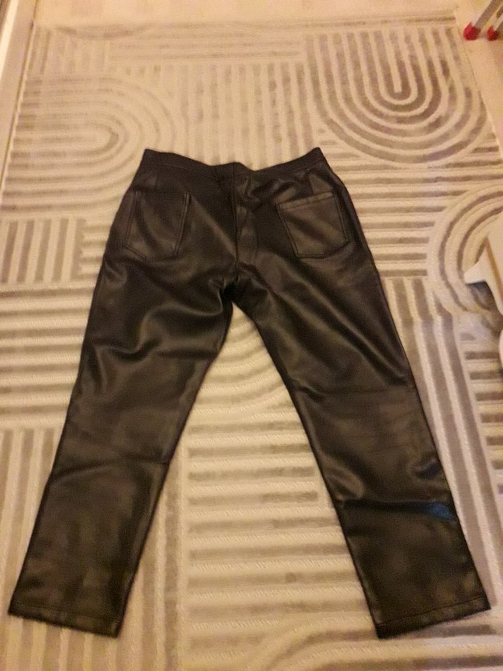 Şık Siyah Deri Görünümlü Dar Paça Pantolon — görsel 2/3