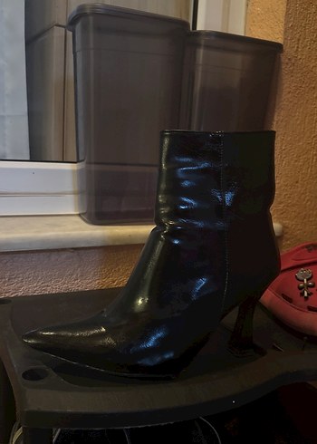 Zara Sik Siyah Parlak Bilek Bot