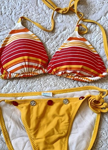 Sarı bikini takımı