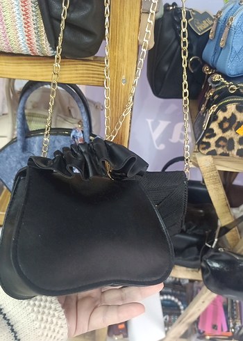 Siyah Deri Fiyonk Detaylı Zincir Askılı Çanta - Görsel 2