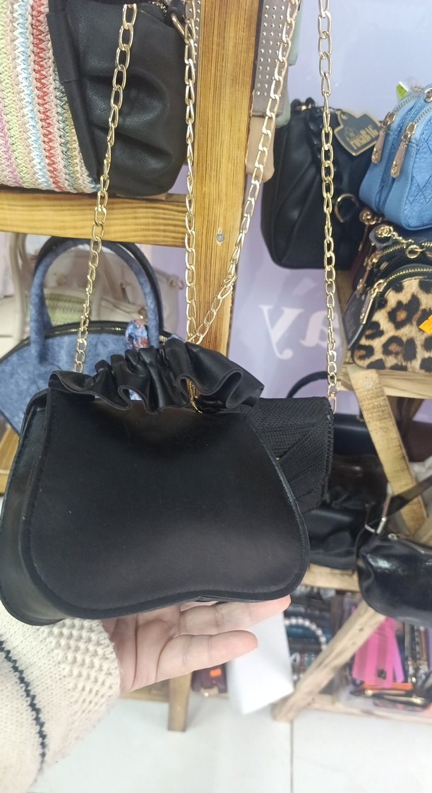 Siyah Deri Fiyonk Detaylı Zincir Askılı Çanta - Görsel 2