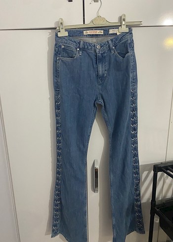 Guess Orta Mavi Zincir Detayli Uzun Paca Jean