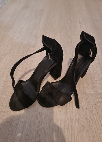 Şık siyah tapuklu ayakkabı 38 numara 9 cm