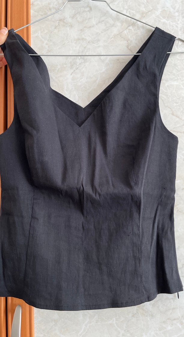 Siyah V Yaka Kolsuz Keten Kadın Atlet - Görsel 2