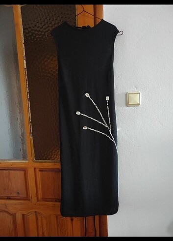 Taş işlemeli siyah elbise sırt detaylı