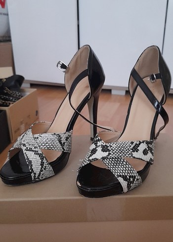 Yılan Desenli Siyah Stiletto Topuklu Kadın Ayakkabı
