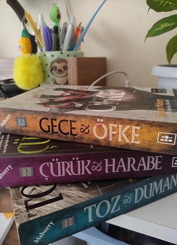 Gece ve öfke çürük ve harabe toz ve duman