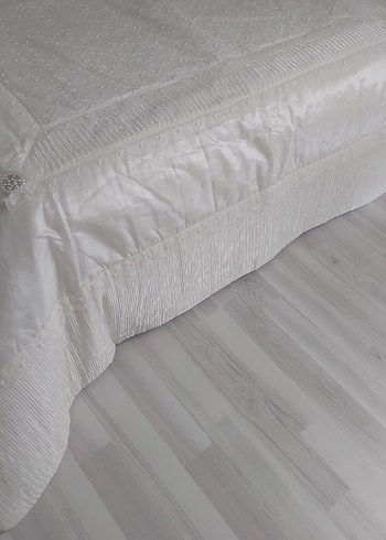 Beden Krem Yatak Örtüsü