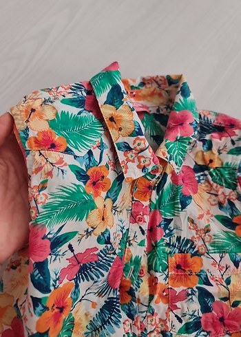 LC Waikiki Çiçek Desenli, V Yaka, Kolsuz Gömlek