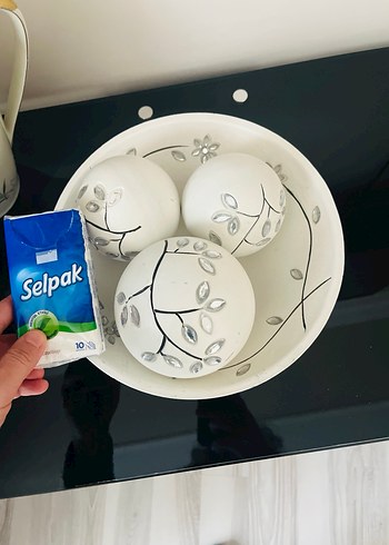 Gri Dal Desenli Beyaz Dekoratif Tabak ve Toplar - Görsel 8