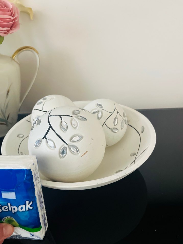 Gri Dal Desenli Beyaz Dekoratif Tabak ve Toplar - Görsel 3