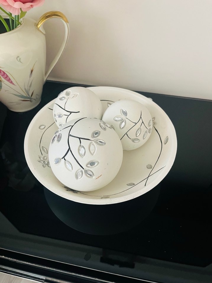 Gri Dal Desenli Beyaz Dekoratif Tabak ve Toplar - Görsel 5