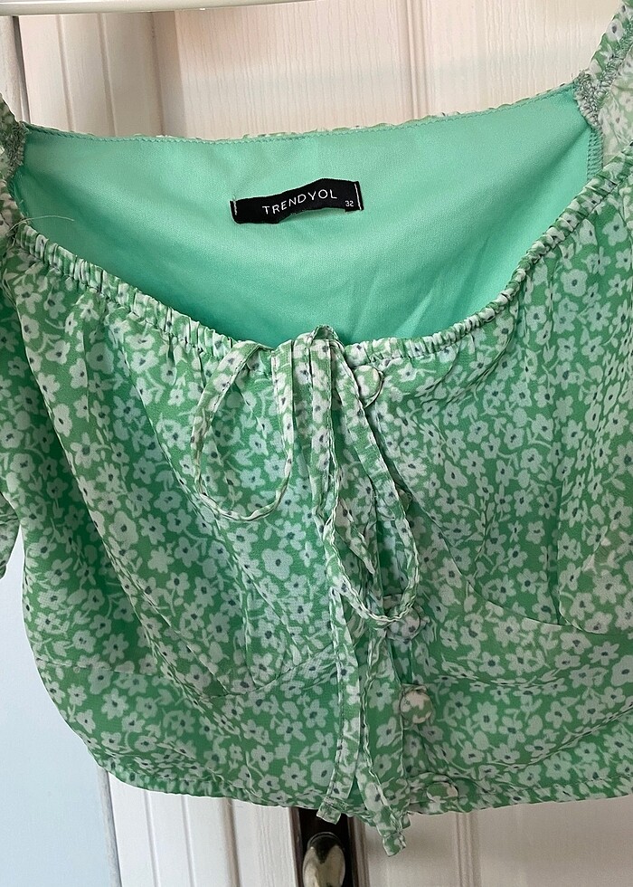Yeşil çiçekli crop bluz - Görsel 2