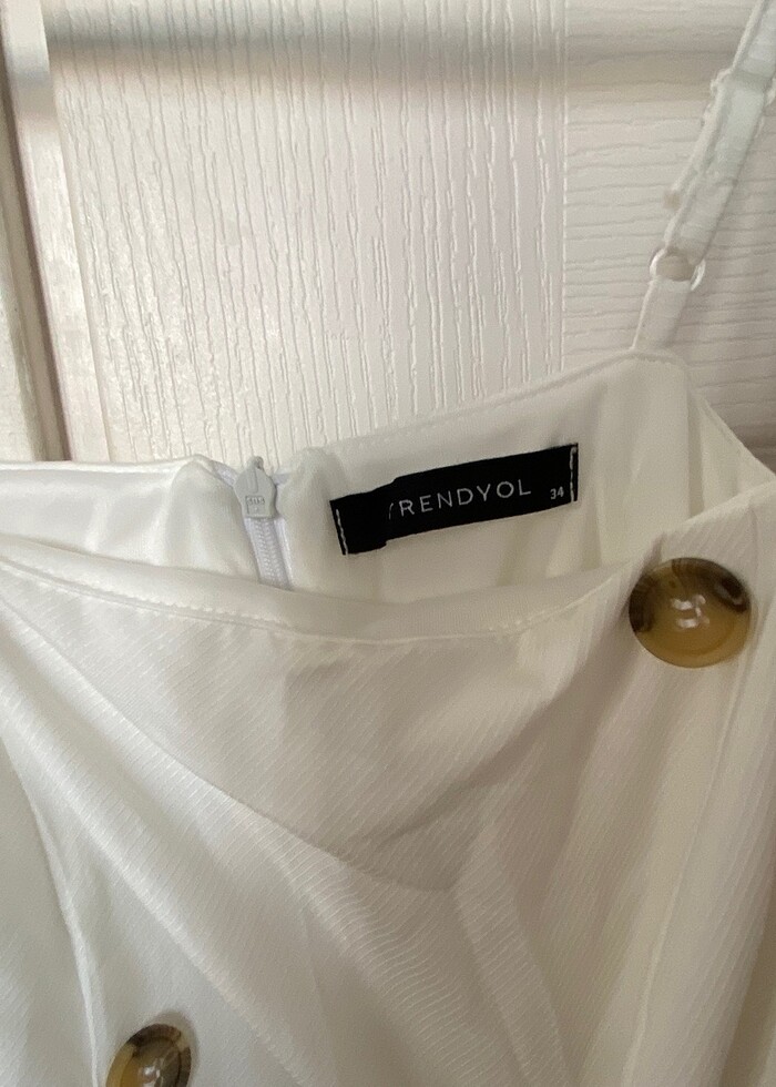 Beyaz düğme detaylı elbise - Görsel 3
