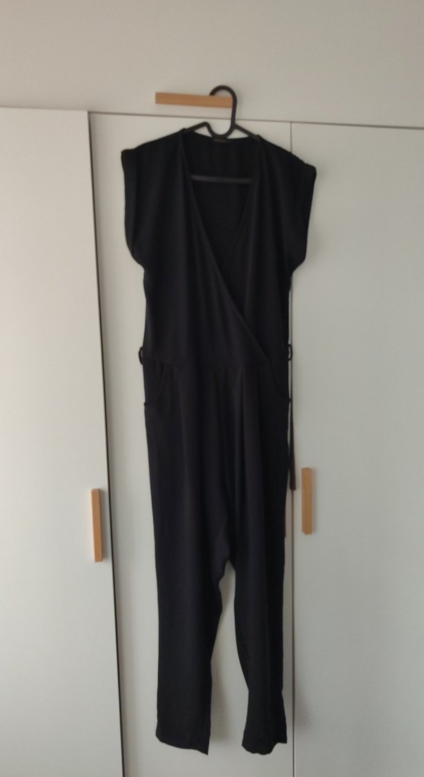 Siyah V Yaka Kemerli Kadın Tulum - Görsel 3