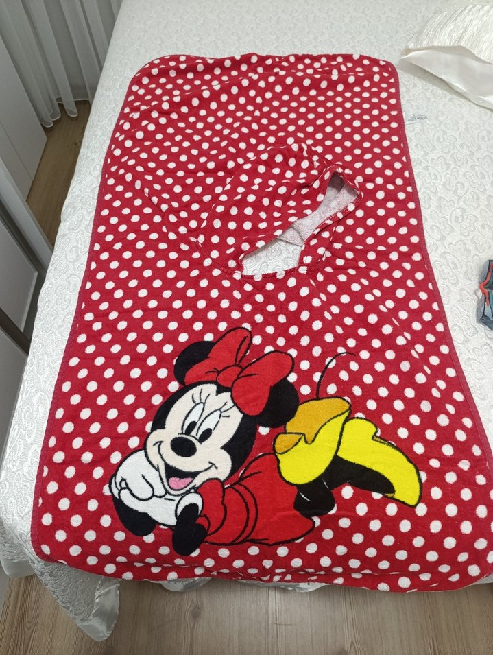 Kırmızı Kapüşonlu Minnie Mouse Desenli Çocuk Panço - Görsel 2
