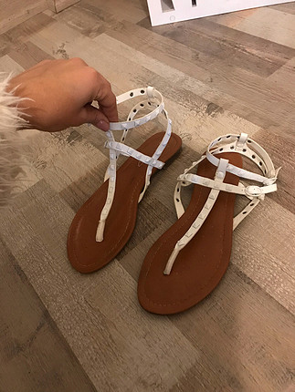 zımbalı beyaz sandalet 