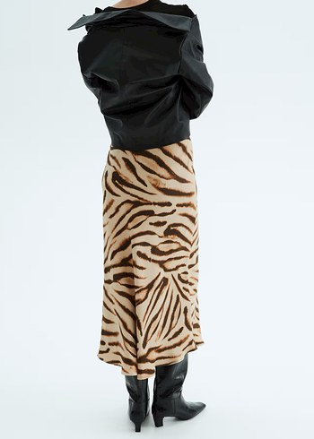 H&M Zebra Desenli Saten Etek - Görsel 3