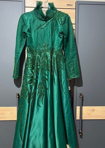 Uzun Kollu Yeşil İşlemeli Abiye Elbise - Görsel 3