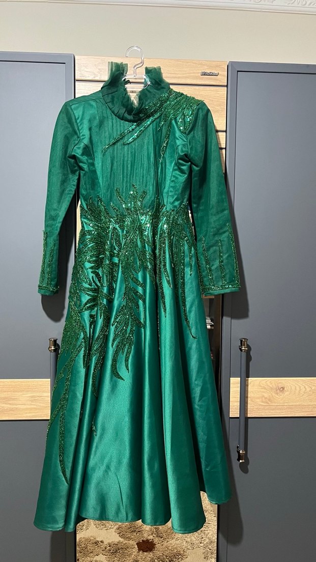 Uzun Kollu Yeşil İşlemeli Abiye Elbise - Görsel 3