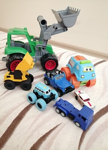 7 adet oyuncak araba 