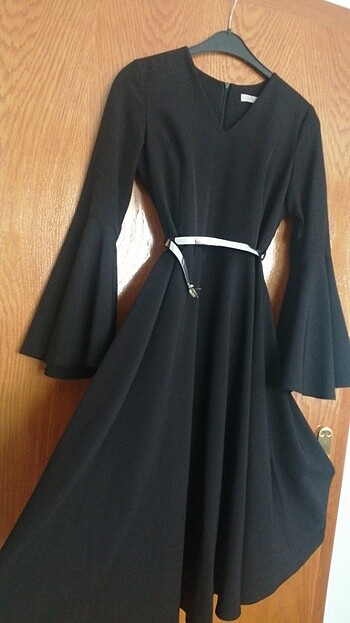 Siyah kolları volanli saten midi elbise