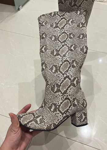 Yılan Desenli topuklu çizme - Görsel 2