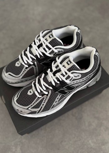New Balance Sneaker