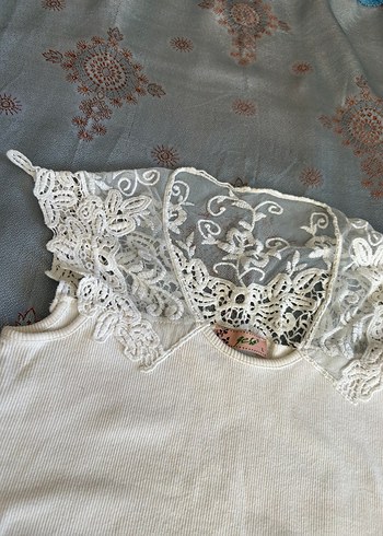 Dantel Detaylı Beyaz Kolsuz Bohem Bluz - Görsel 2