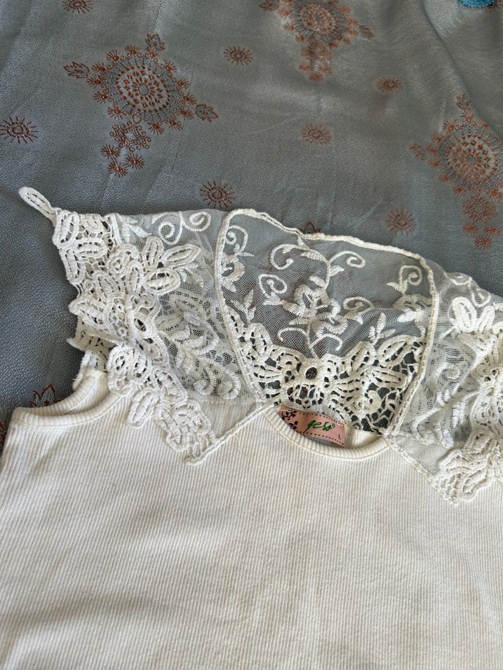 Dantel Detaylı Beyaz Kolsuz Bohem Bluz - Görsel 2