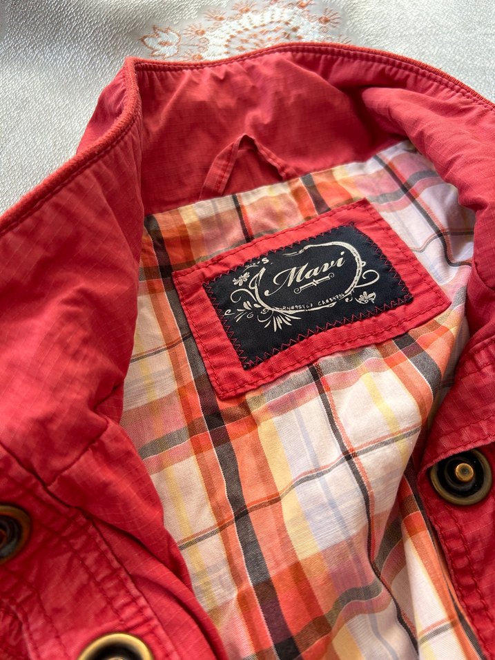 Kırmızı Düğmeli Kadın Ceket - Görsel 2