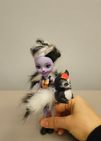 Kahverengi çizgili elbiseli gri bebek ve küçük hayvan figürü - Görsel 6