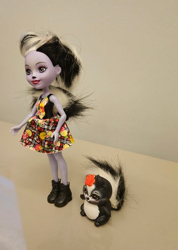 Kahverengi çizgili elbiseli gri bebek ve küçük hayvan figürü - Görsel 3