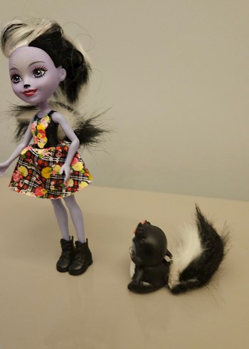 Kahverengi çizgili elbiseli gri bebek ve küçük hayvan figürü - Görsel 7