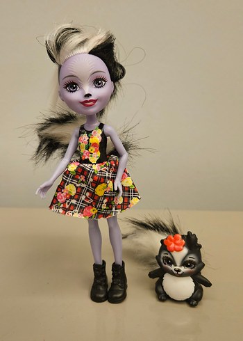 Kahverengi çizgili elbiseli gri bebek ve küçük hayvan figürü - Görsel 2