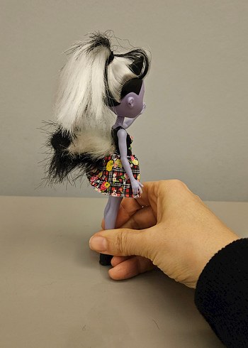 Kahverengi çizgili elbiseli gri bebek ve küçük hayvan figürü - Görsel 4