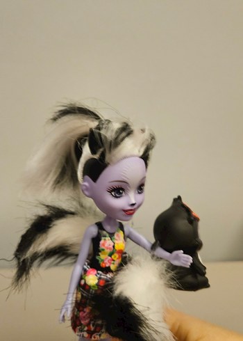 Kahverengi çizgili elbiseli gri bebek ve küçük hayvan figürü - Görsel 5