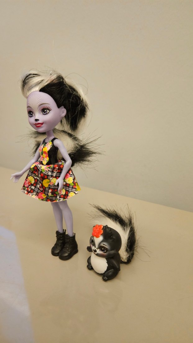 Kahverengi çizgili elbiseli gri bebek ve küçük hayvan figürü - Görsel 3