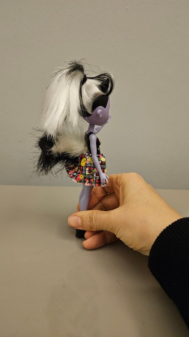 Kahverengi çizgili elbiseli gri bebek ve küçük hayvan figürü - Görsel 4