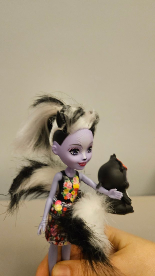 Kahverengi çizgili elbiseli gri bebek ve küçük hayvan figürü - Görsel 5