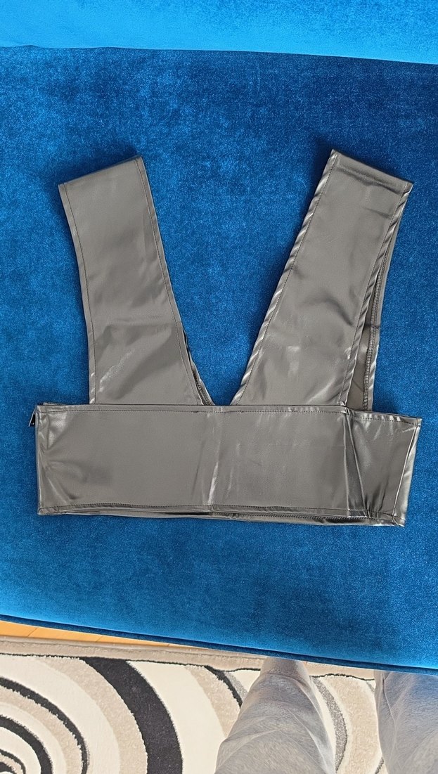 Modern V Yaka siyah deri crop — görsel 2/3