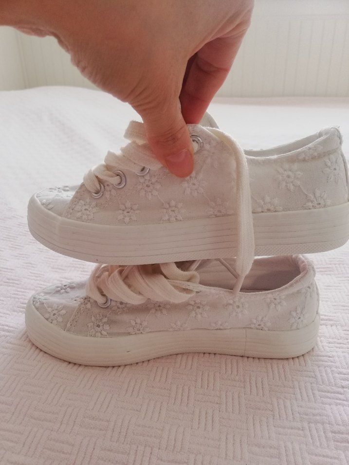 Kız Çocuk Beyaz Nakışlı Bağcıklı Spor Ayakkabı - Görsel 2