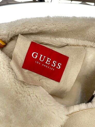 l Beden beyaz Renk Guess Mont %70 İndirimli.