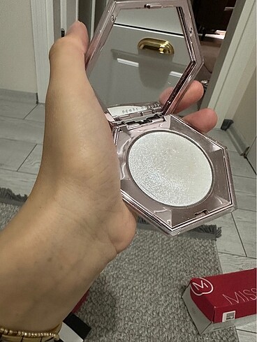  Beden fentybeauty diamond bomb highlighter