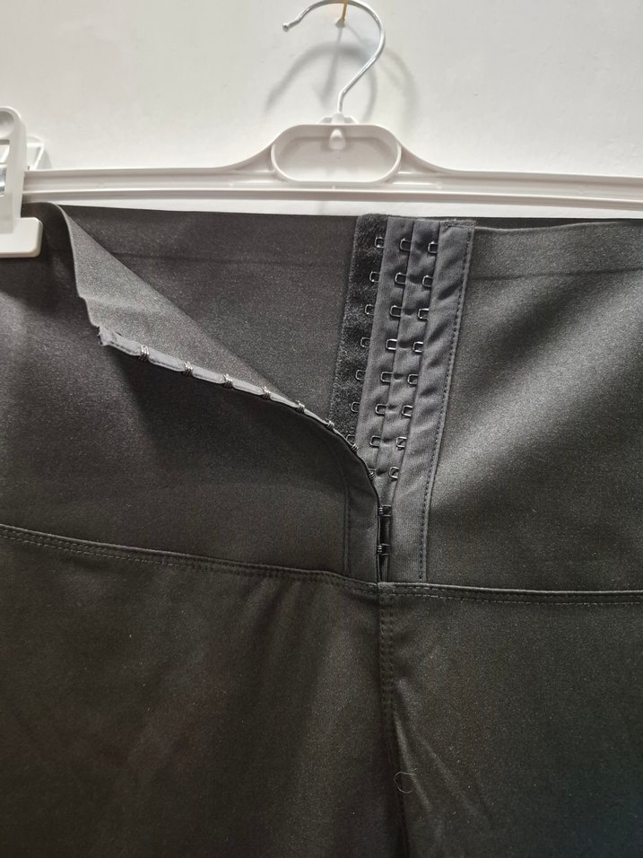 Şık Siyah Deri Görünümlü Dar Paça Pantolon — görsel 2/21