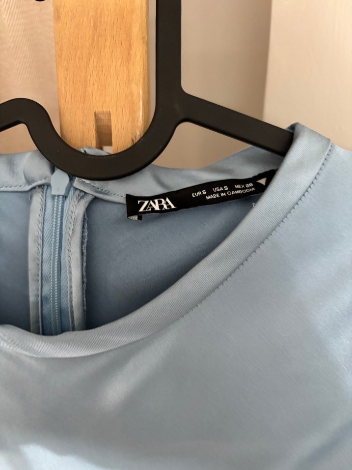 Mavi Saten Yüksek Yakalı Uzun Elbise zara - Görsel 4