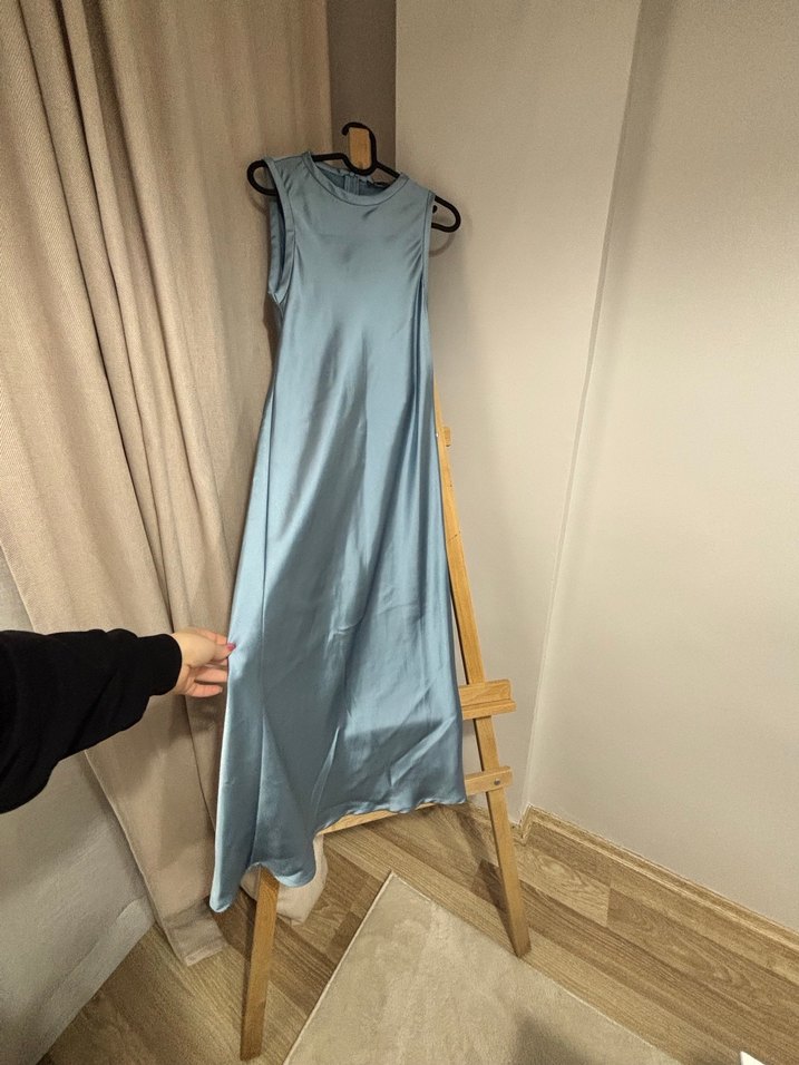 Mavi Saten Yüksek Yakalı Uzun Elbise zara - Görsel 3