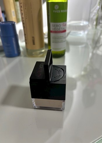 HUDA BEAUTY pudra - Görsel 2